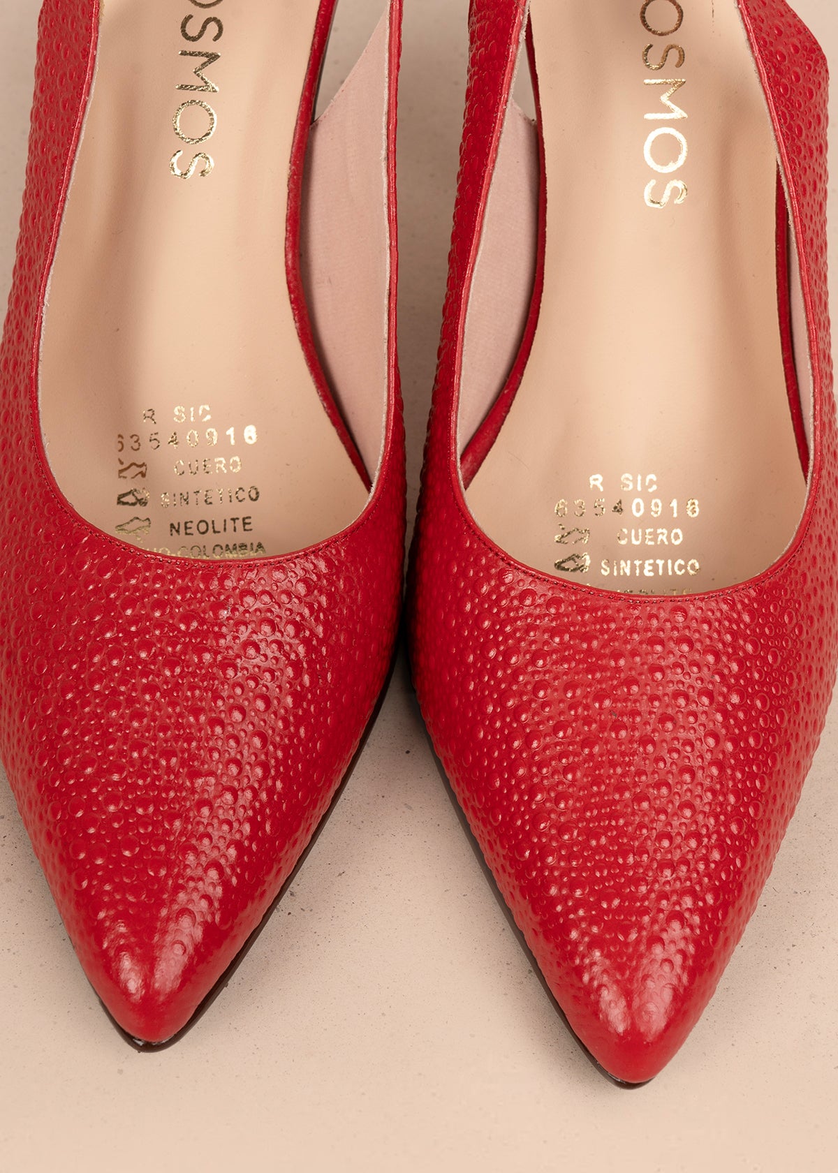 Tacones trabilla en cuero color rojo con acabado texturizado 107010