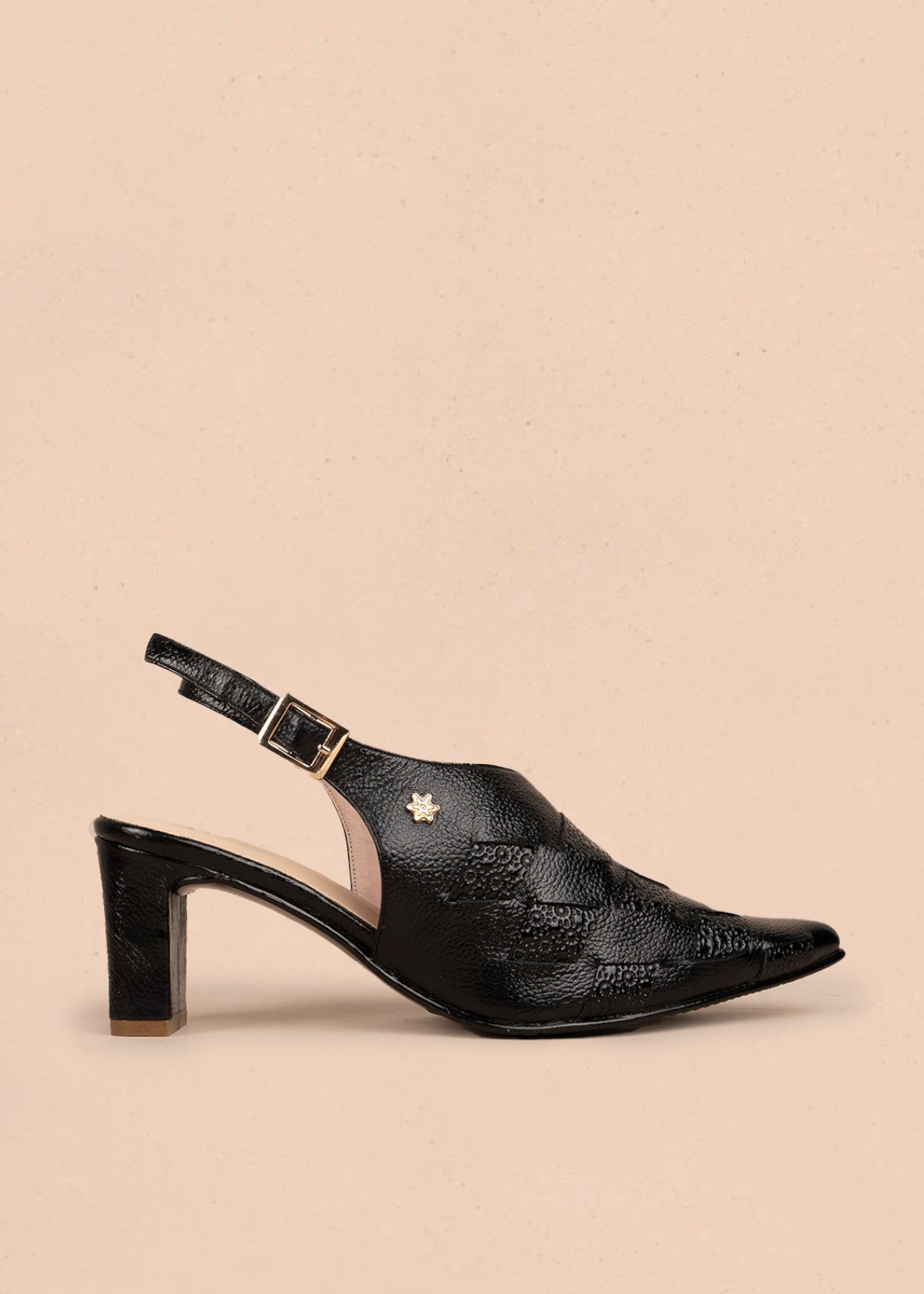 Tacones trabilla en cuero color negro con figuras en rombo 107011