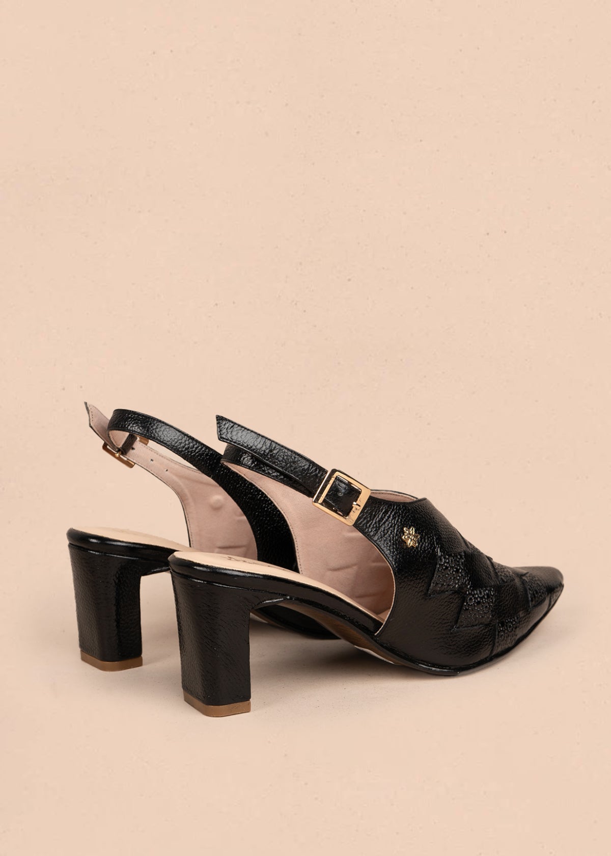 Tacones trabilla en cuero color negro con figuras en rombo 107011