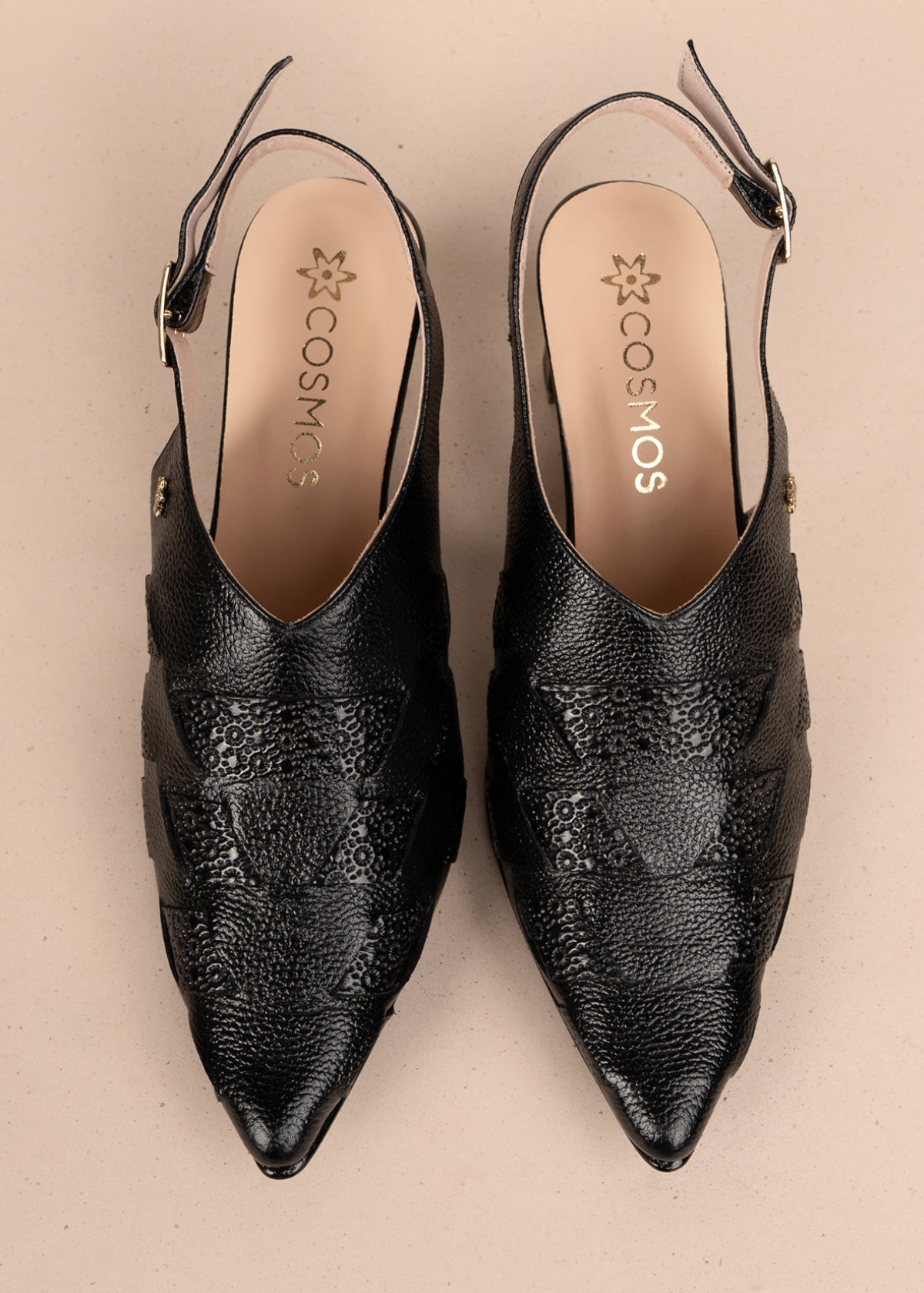 Tacones trabilla en cuero color negro con figuras en rombo 107011