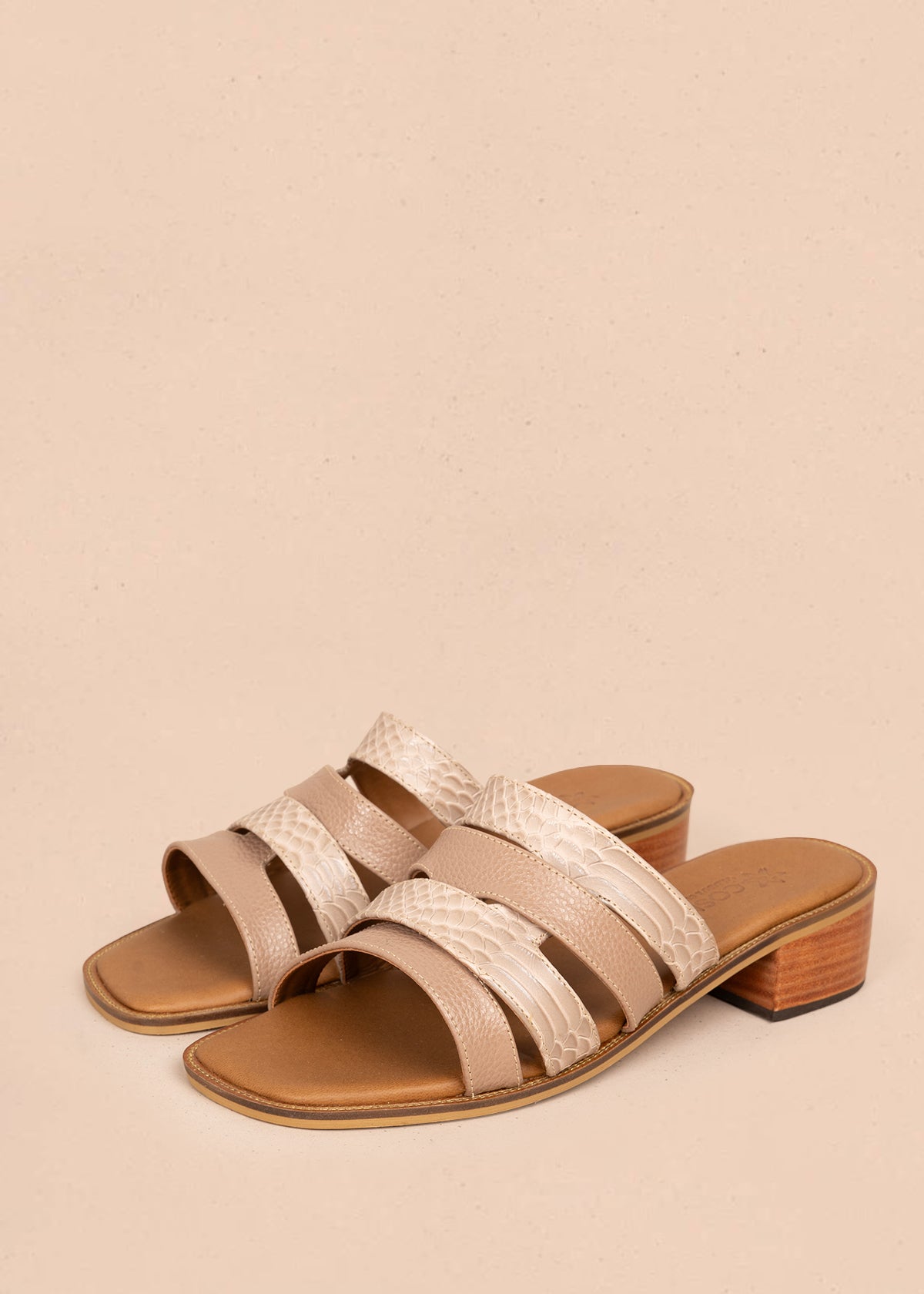 Sandalias en cuero color avellana con tiras en textura croco  107015