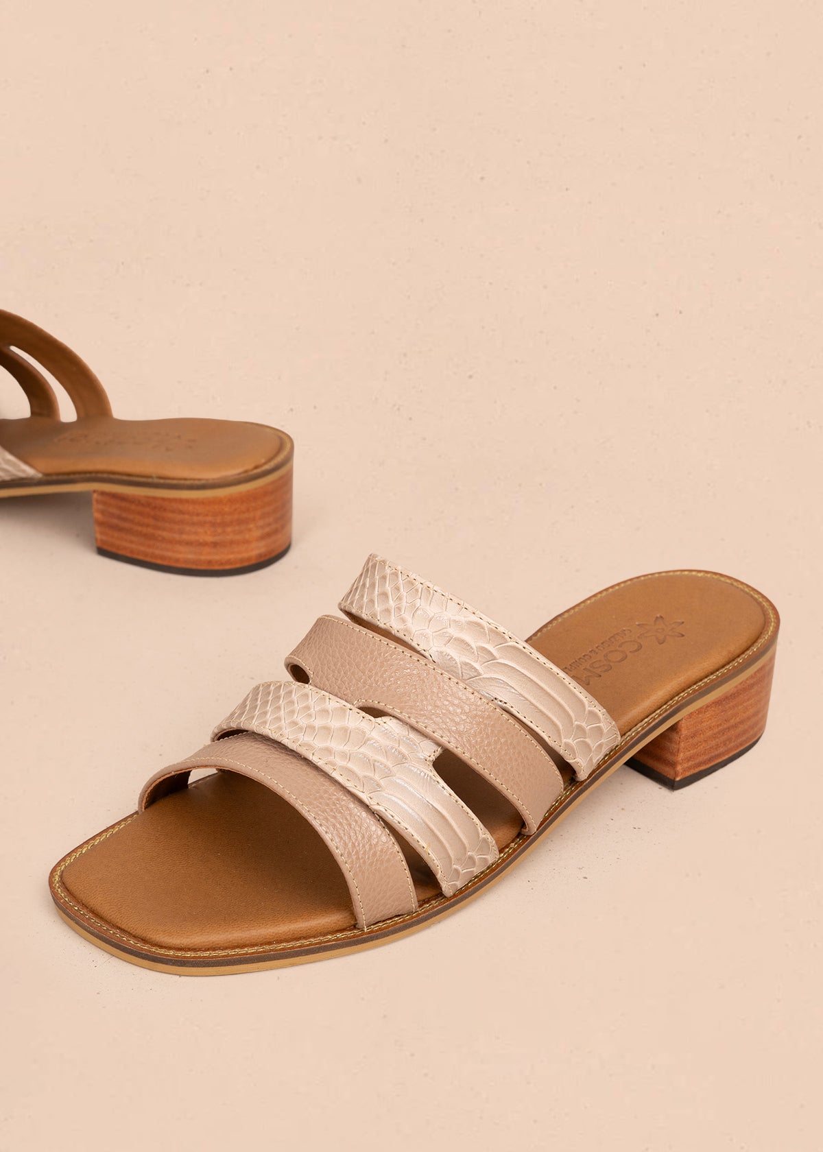 Sandalias en cuero color avellana con tiras en textura croco  107015