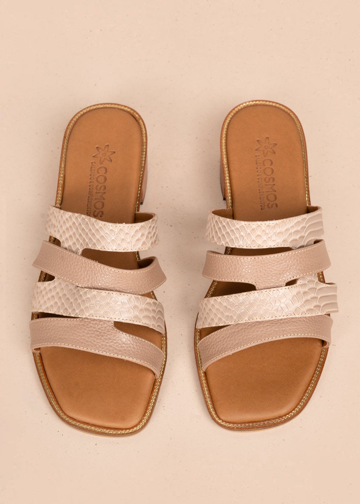 Sandalias en cuero color avellana con tiras en textura croco  107015