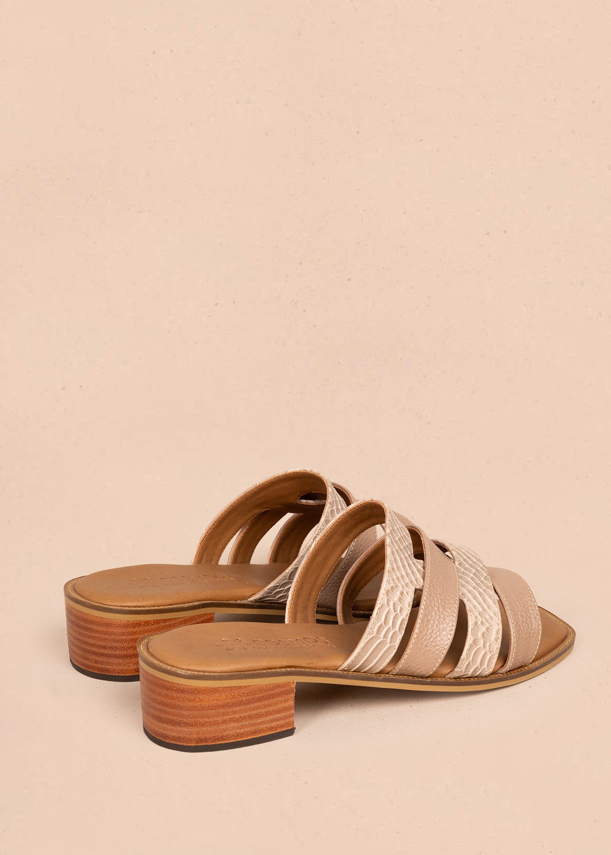 Sandalias en cuero color avellana con tiras en textura croco  107015