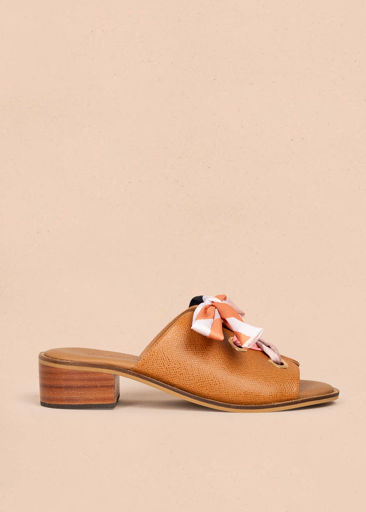 Sandalias en cuero color miel con cordón de pañuelo 107016