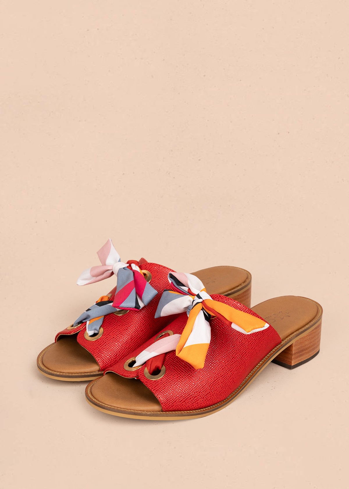 Sandalias en cuero color rojo con cordón de pañuelo 107016