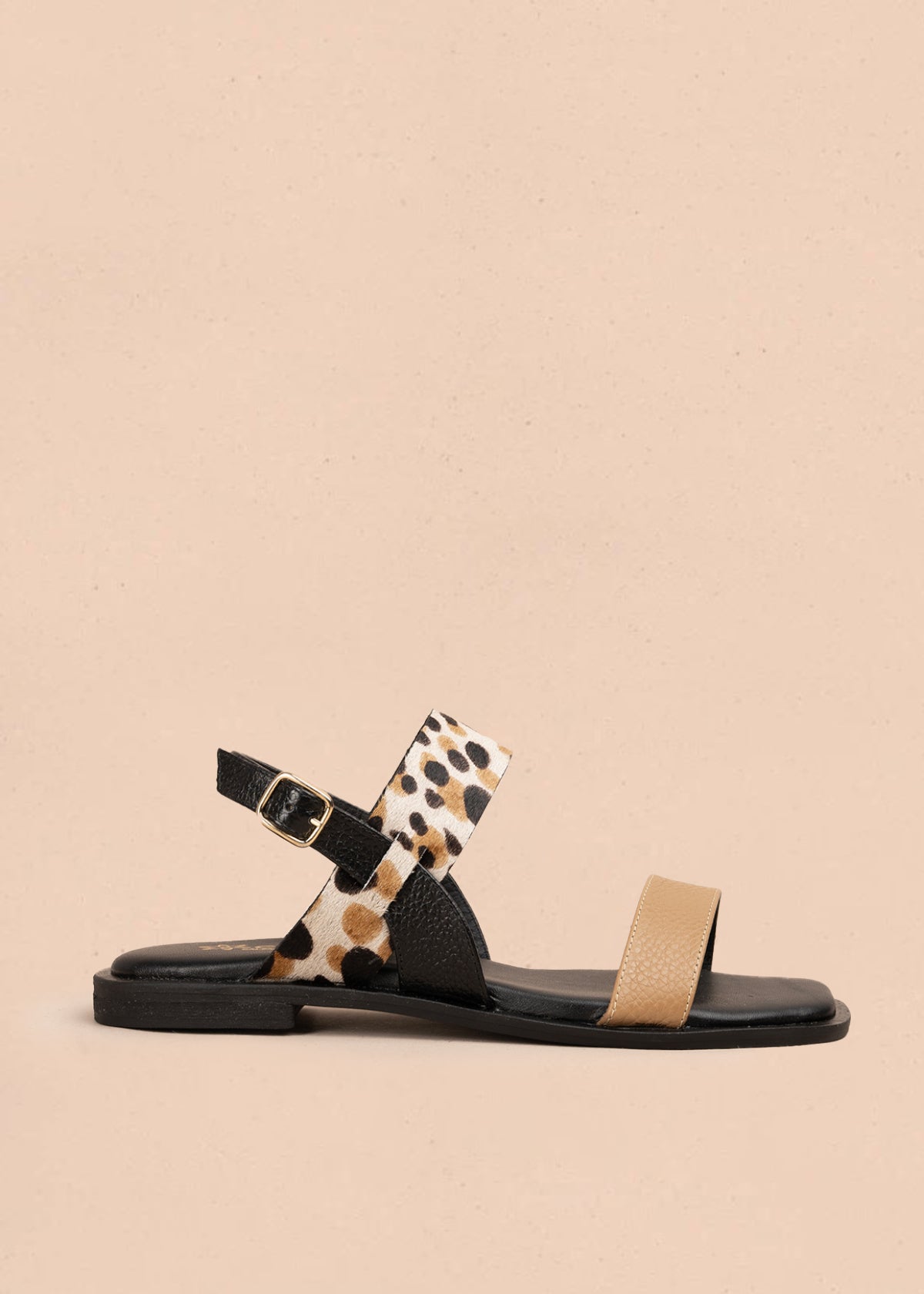 Sandalias planas en cuero color negro con tira animal print 107017