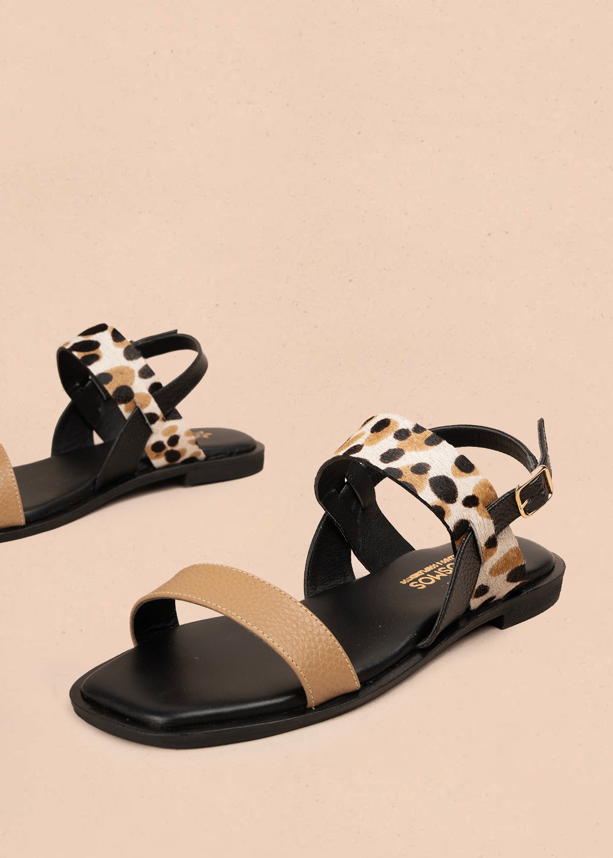 Sandalias planas en cuero color negro con tira animal print 107017