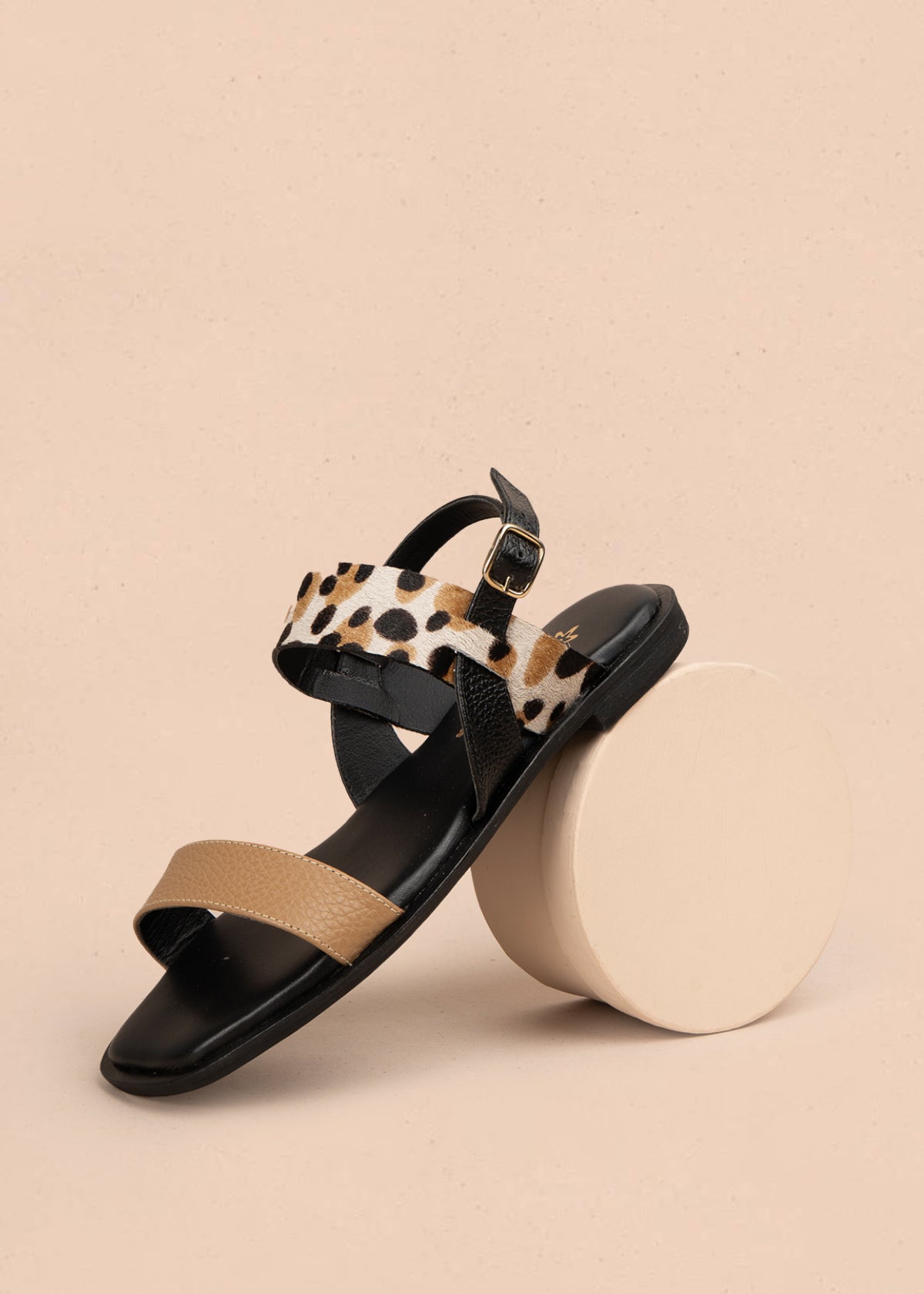 Sandalias planas en cuero color negro con tira animal print 107017