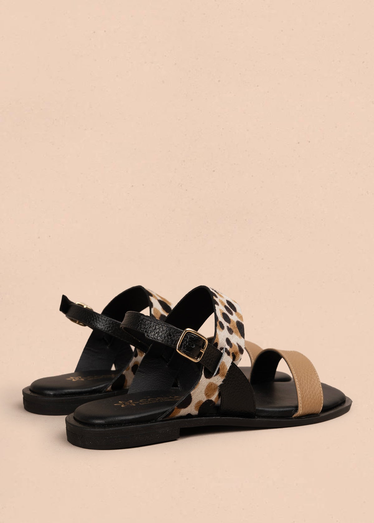 Sandalias planas en cuero color negro con tira animal print 107017