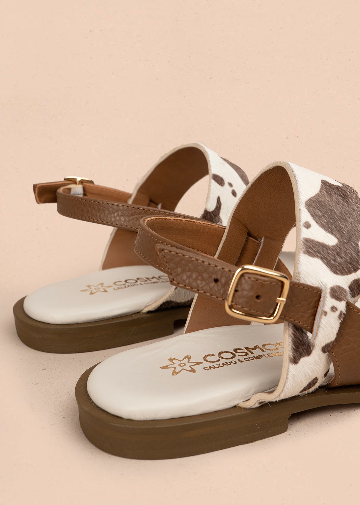 Sandalias planas en cuero color talco con tira animal print 107017