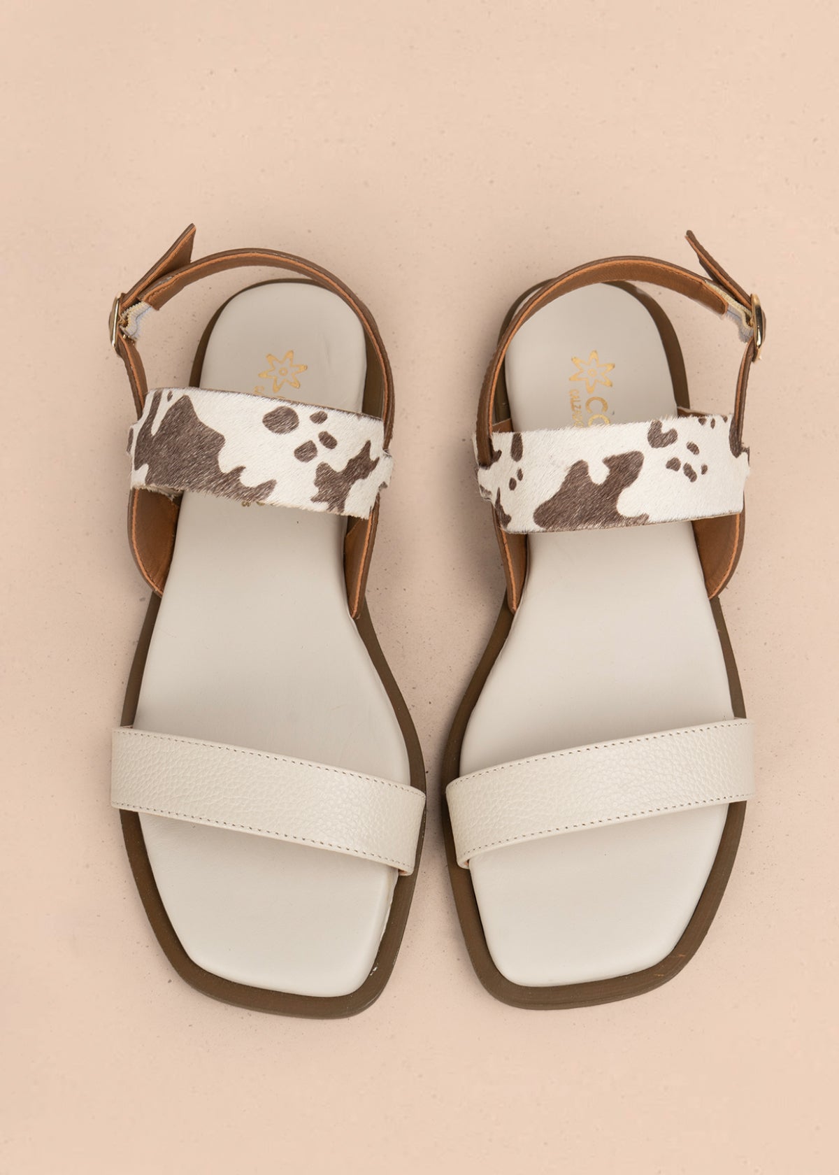 Sandalias planas en cuero color talco con tira animal print 107017