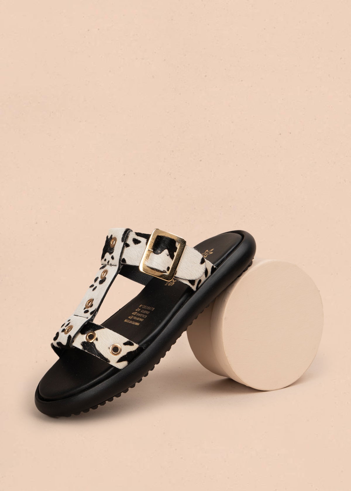 Sandalias planas en cuero color negro con tiras animal print 107018