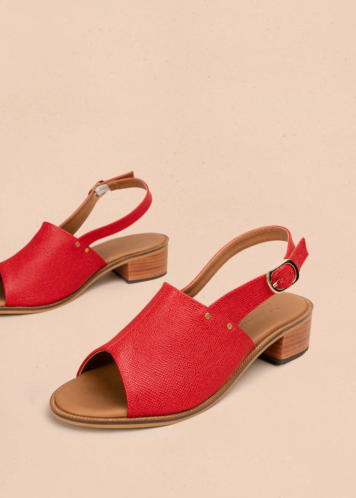 Sandalias altas color rojo con textura croco y correa ajustable 107019