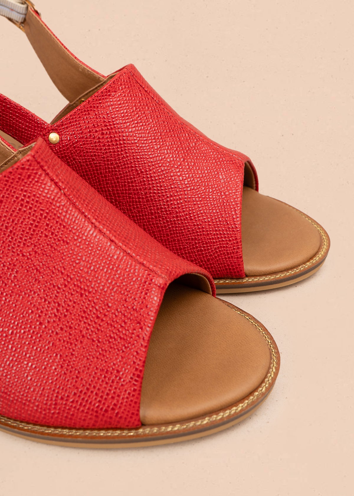 Sandalias altas color rojo con textura croco y correa ajustable 107019