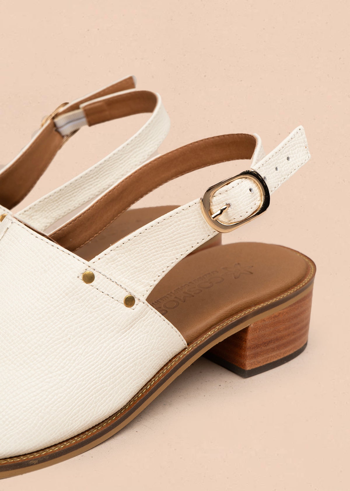 Sandalias altas color talco con textura croco y correa ajustable 107019