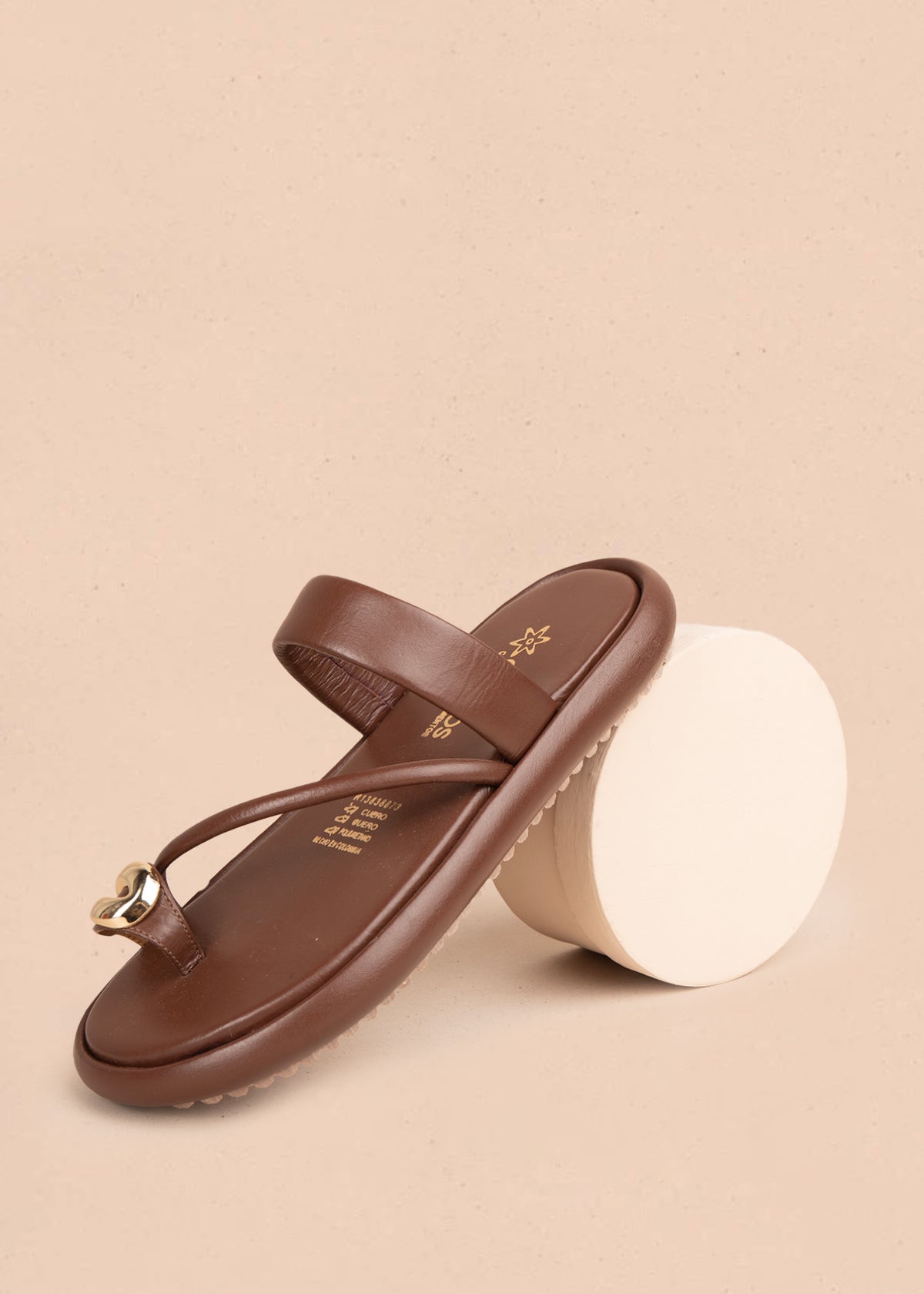 Sandalias planas en cuero color café con tira cruzada y hebilla brillante 107020