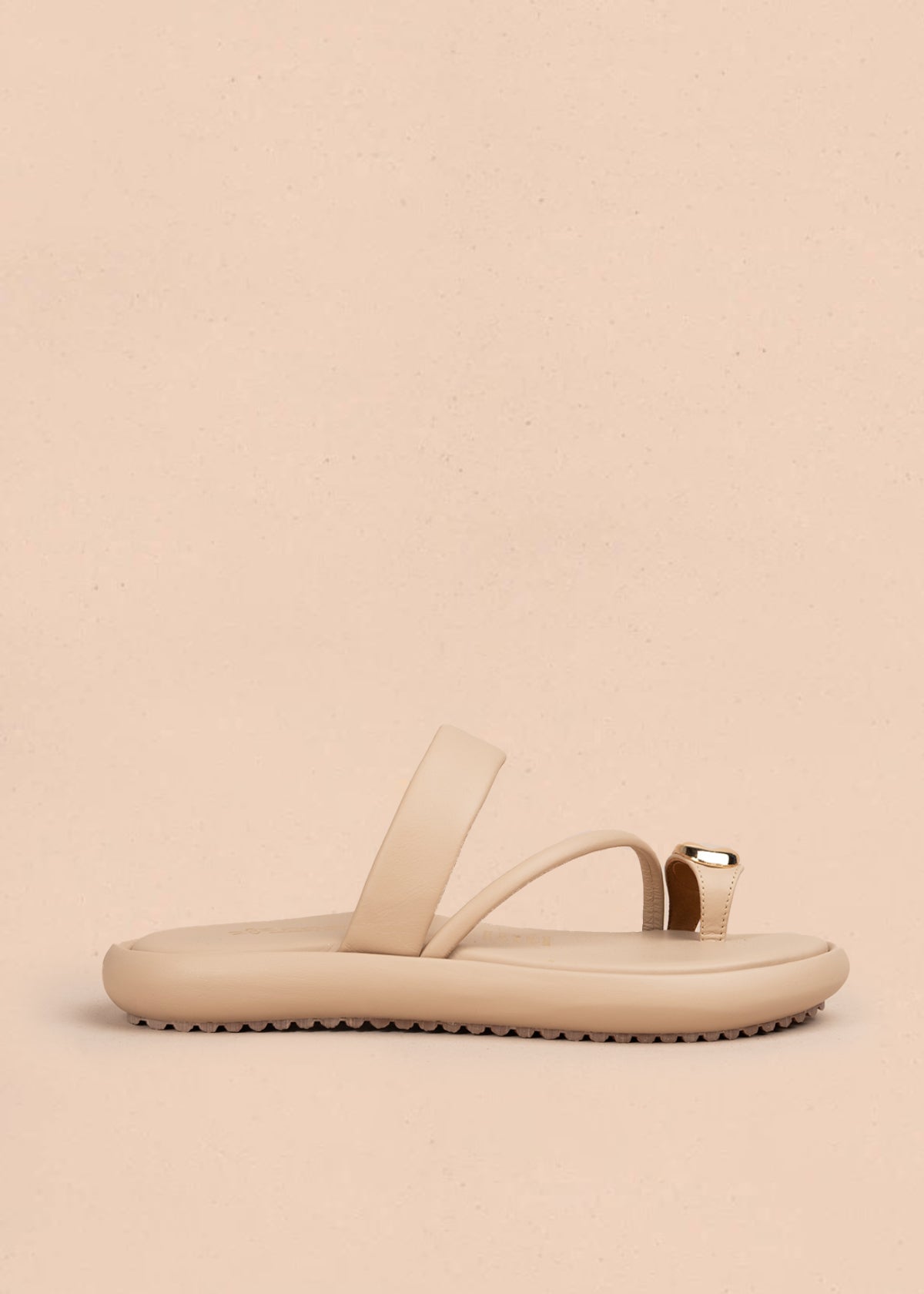 Sandalias planas en cuero color taupe con tira cruzada y hebilla brillante 107020