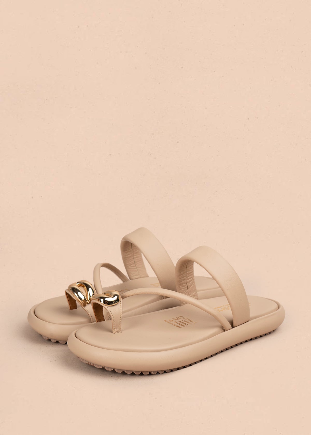 Sandalias planas en cuero color taupe con tira cruzada y hebilla brillante 107020