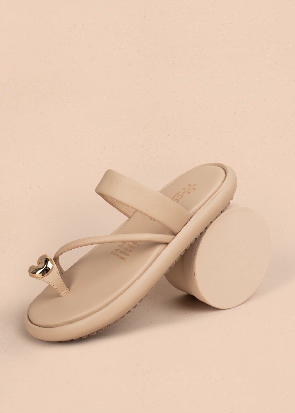 Sandalias planas en cuero color taupe con tira cruzada y hebilla brillante 107020