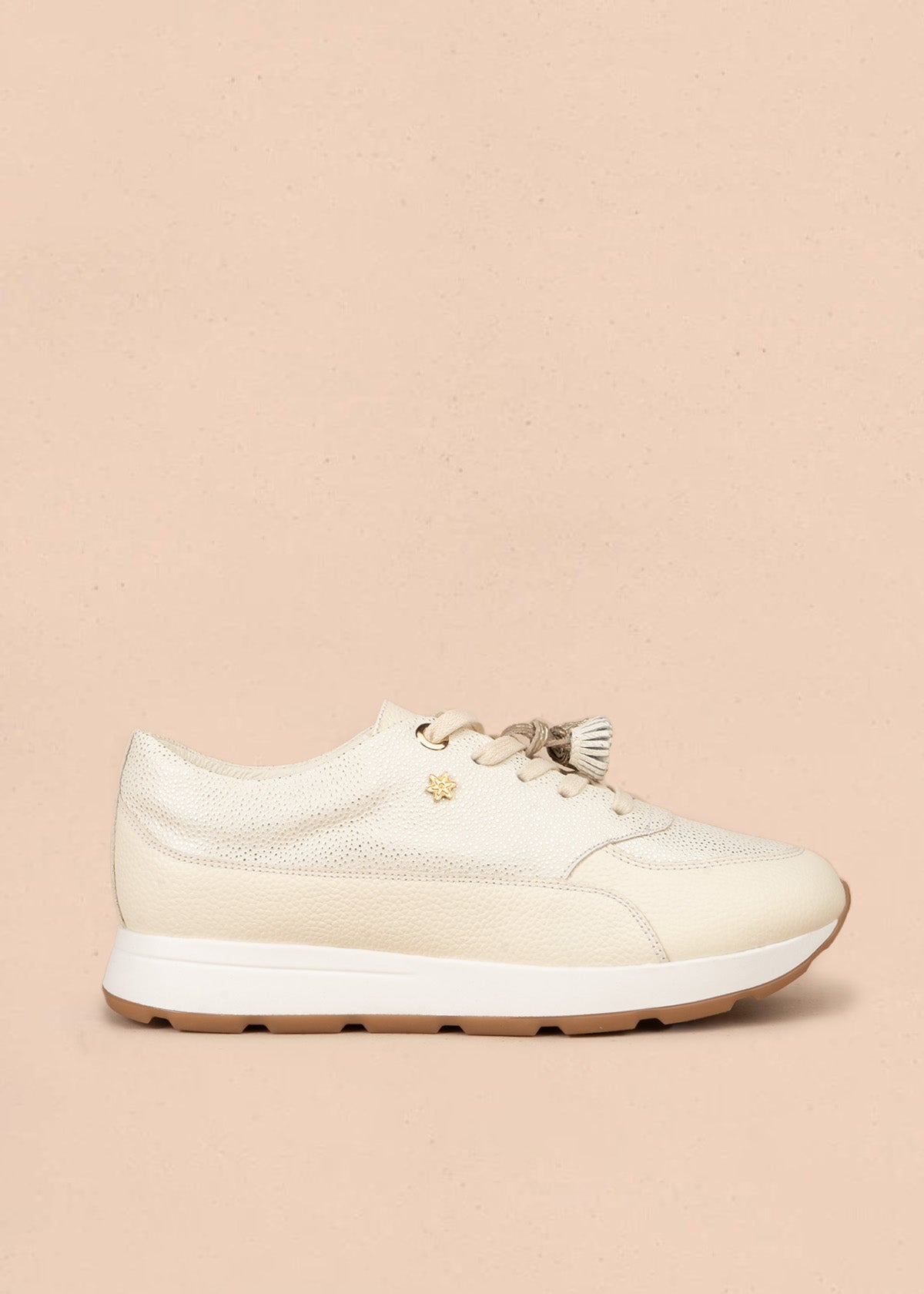 Tenis casuales color talco con puntos brillantes y borlas doradas 107024