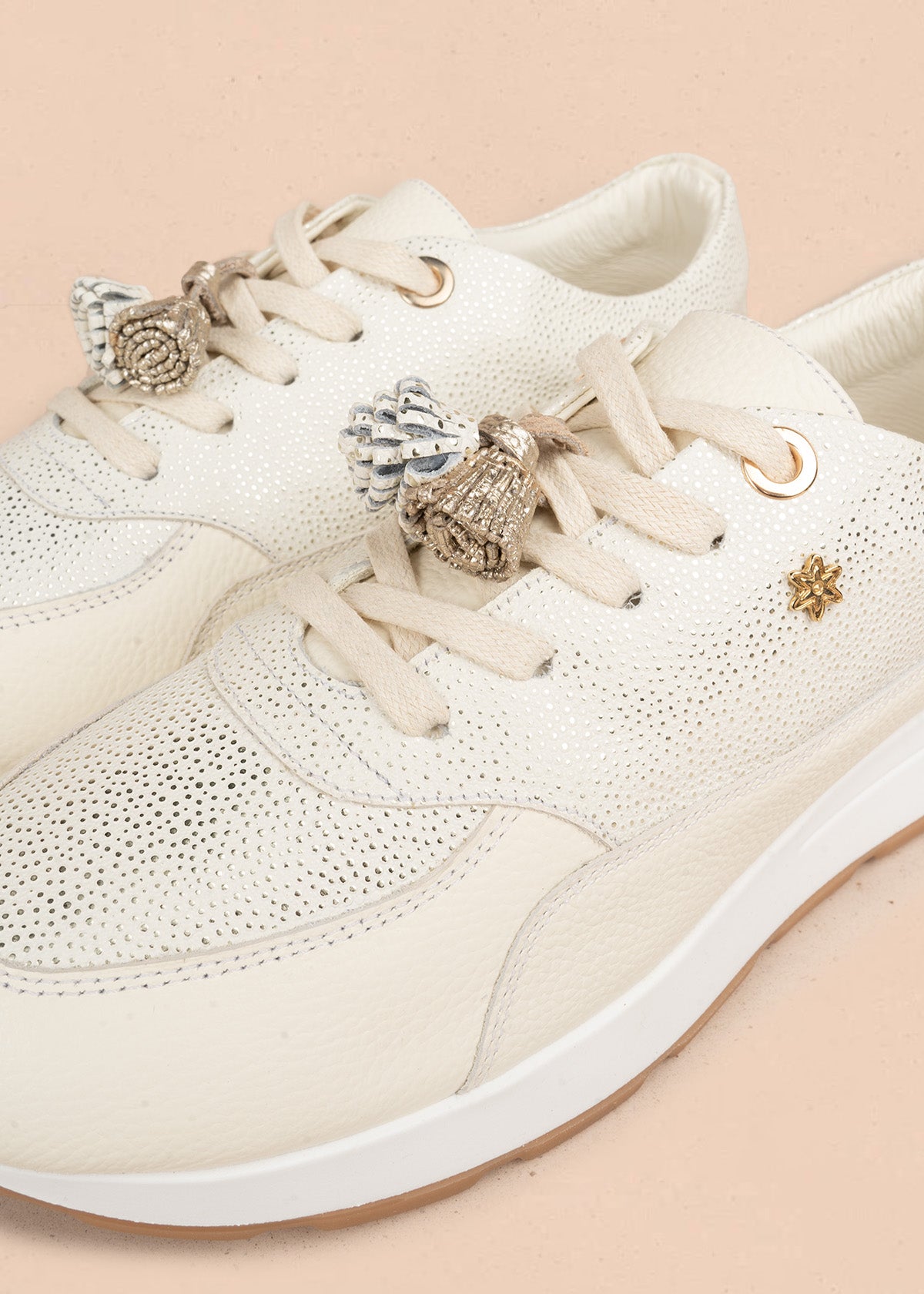 Tenis casuales color talco con puntos brillantes y borlas doradas 107024