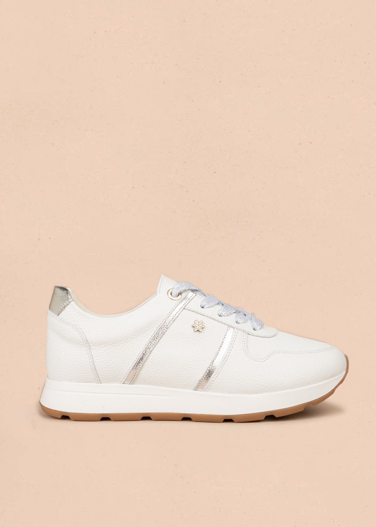 Deportivos en cuero color blanco con franjas metalizadas doradas 107025