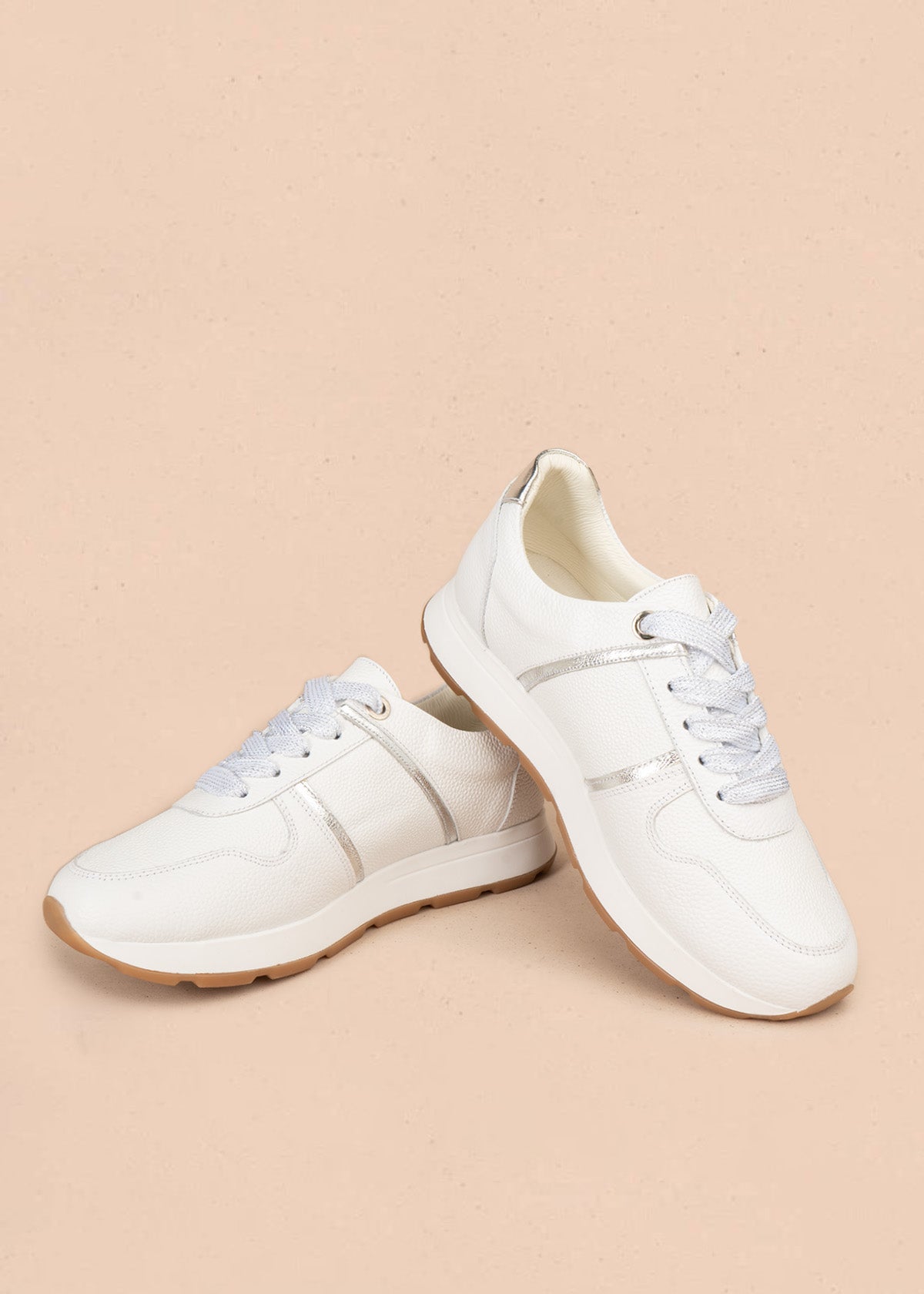 Deportivos en cuero color blanco con franjas metalizadas doradas 107025