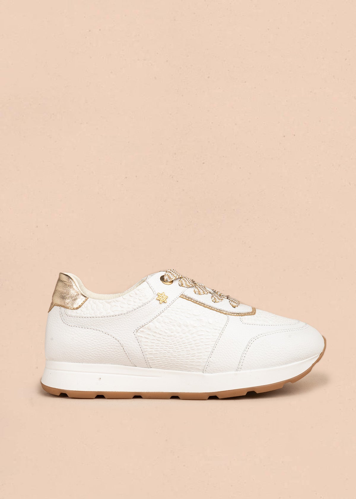 Tenis casuales en cuero color blanco con detalles dorados 107026