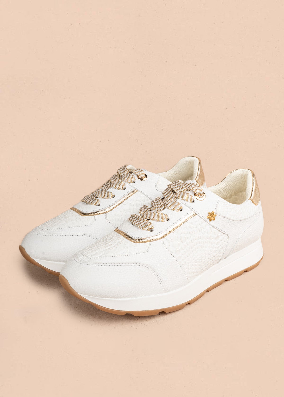 Tenis casuales en cuero color blanco con detalles dorados 107026