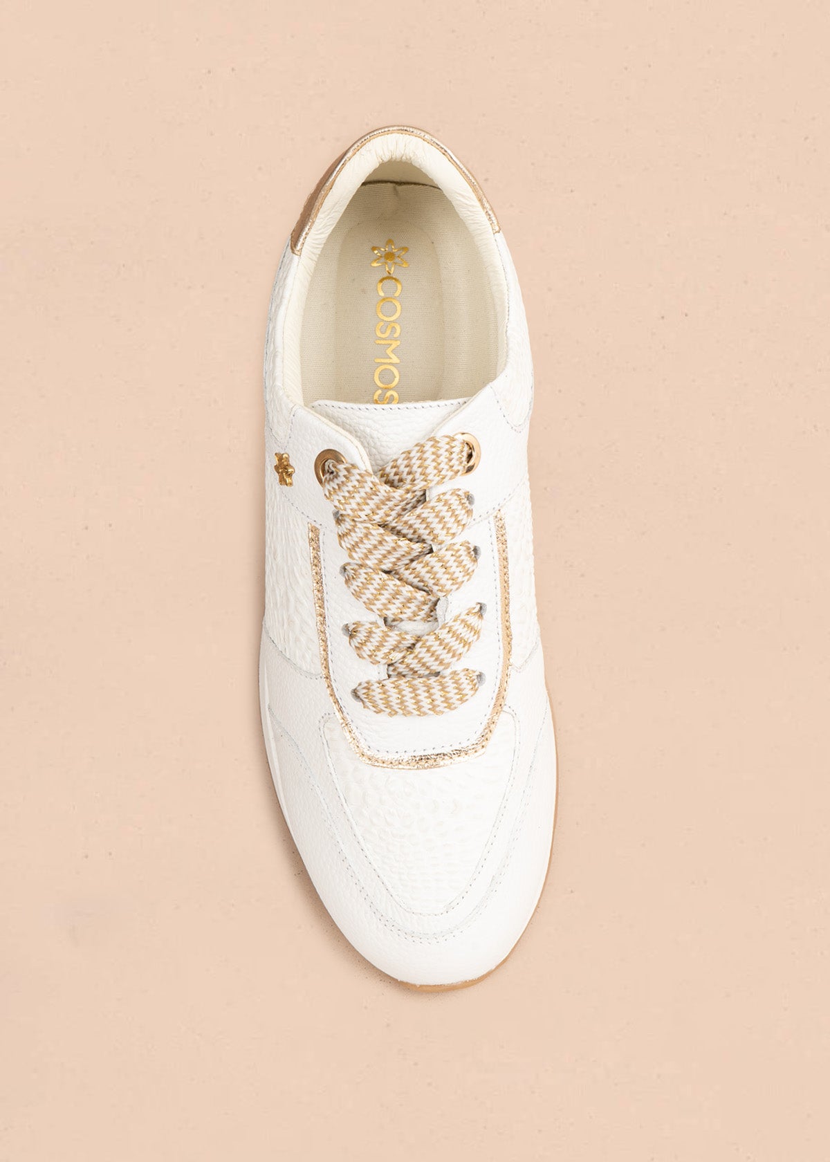 Tenis casuales en cuero color blanco con detalles dorados 107026