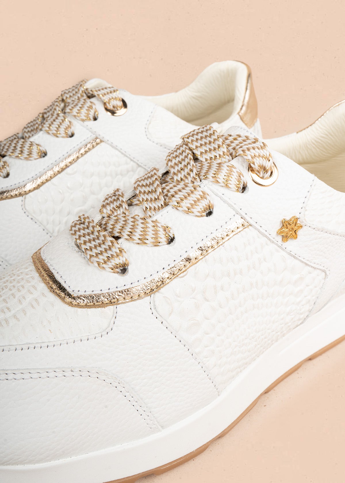 Tenis casuales en cuero color blanco con detalles dorados 107026
