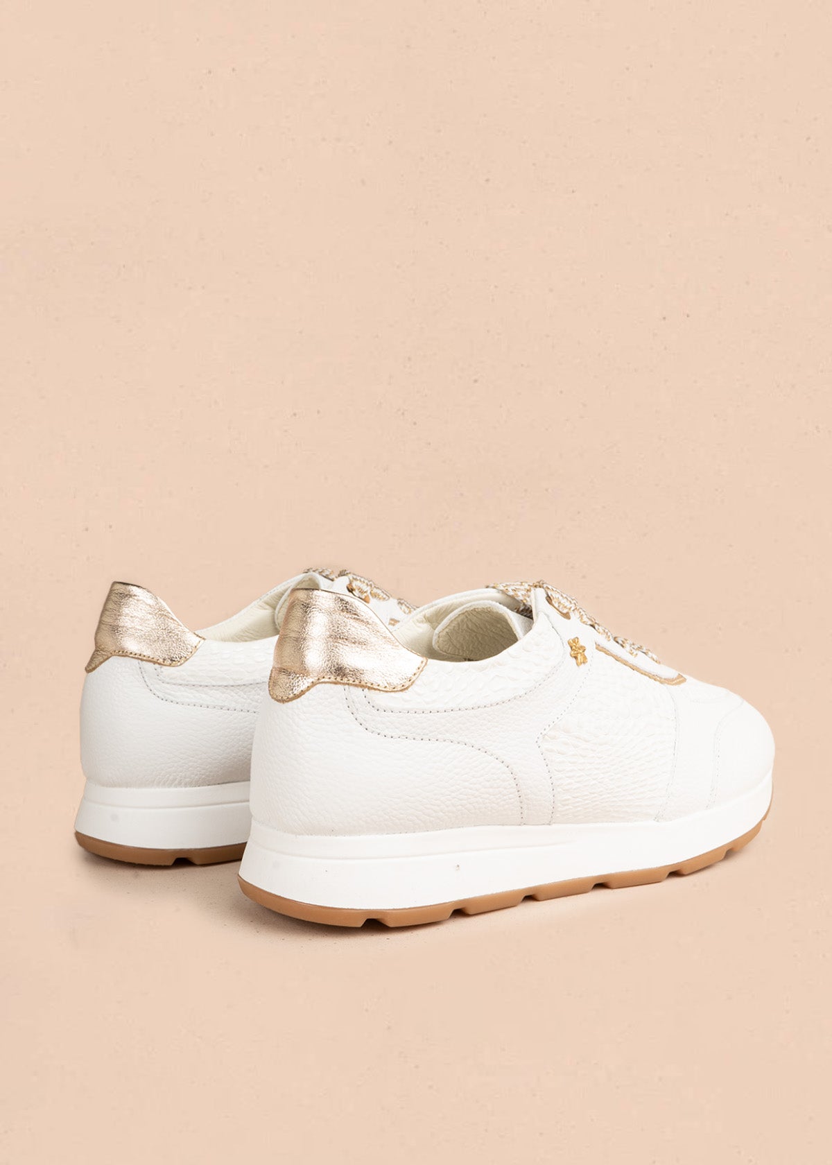 Tenis casuales en cuero color blanco con detalles dorados 107026