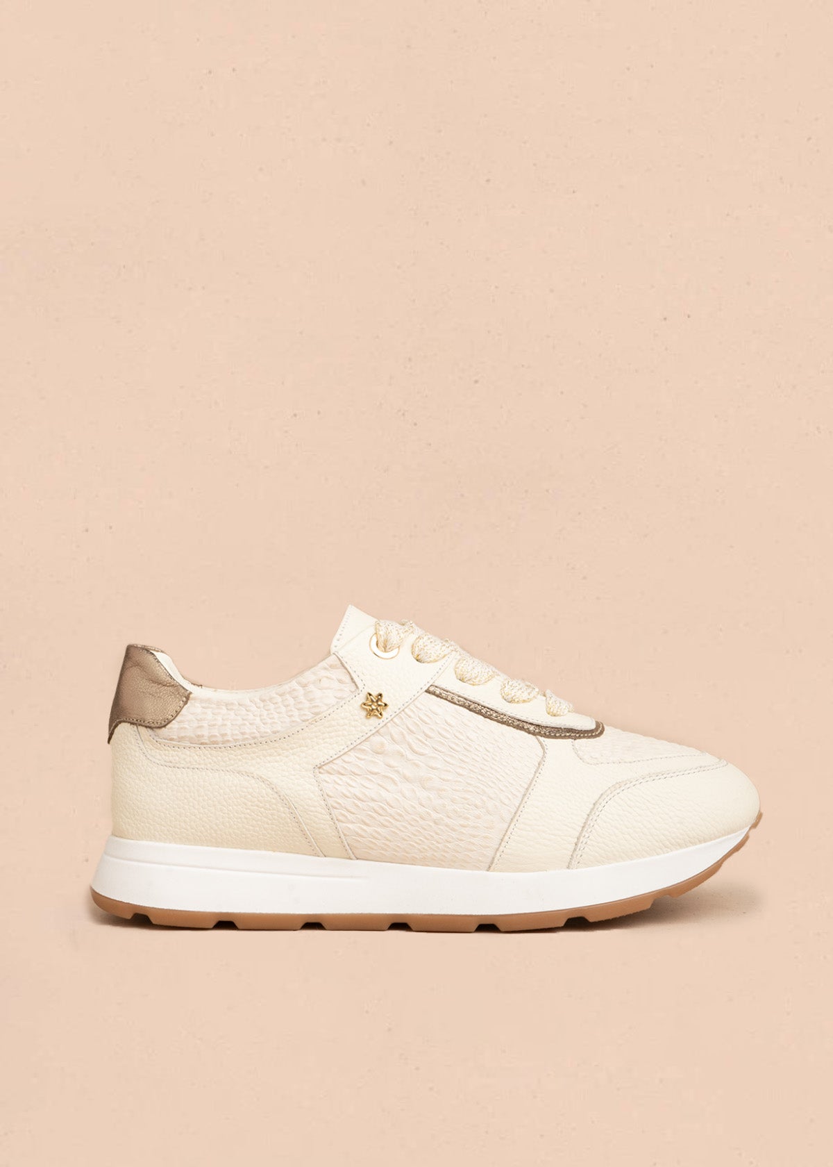 Tenis casuales en cuero color talco con detalles dorados 107026