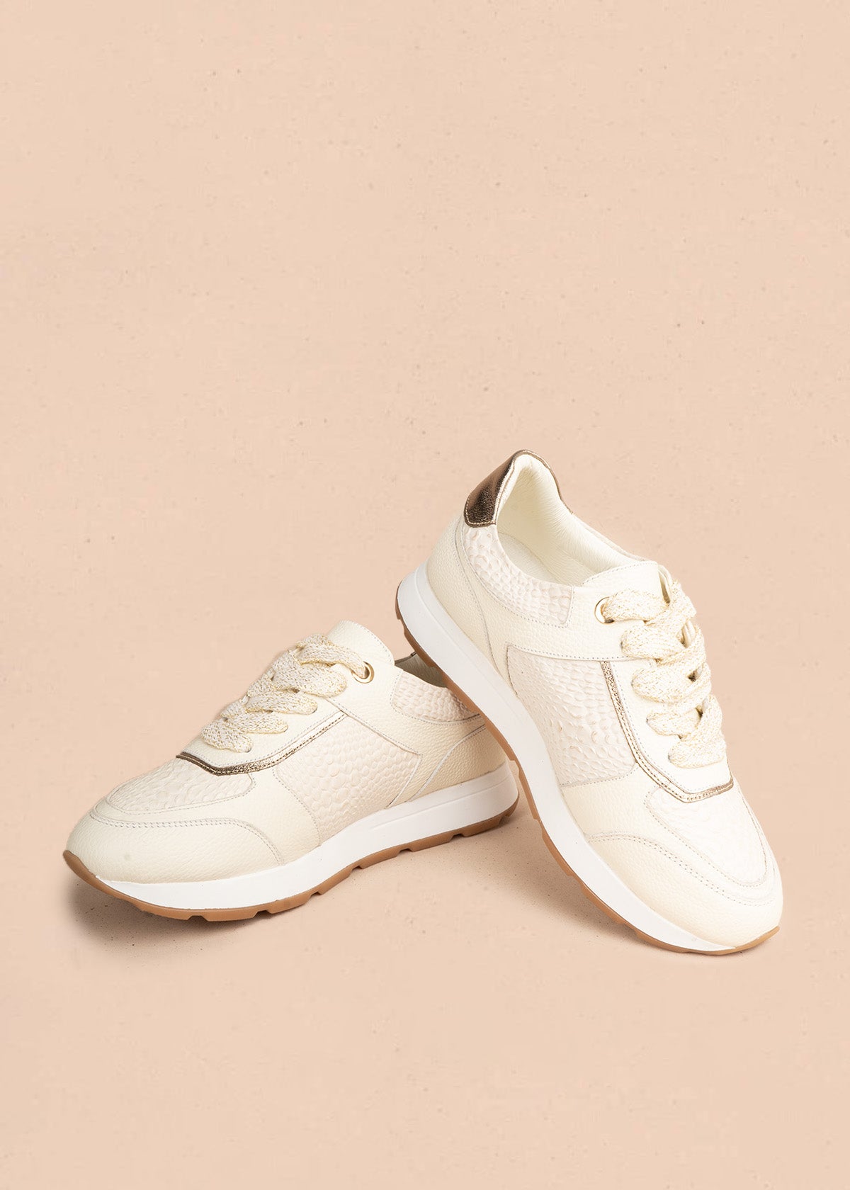 Tenis casuales en cuero color talco con detalles dorados 107026