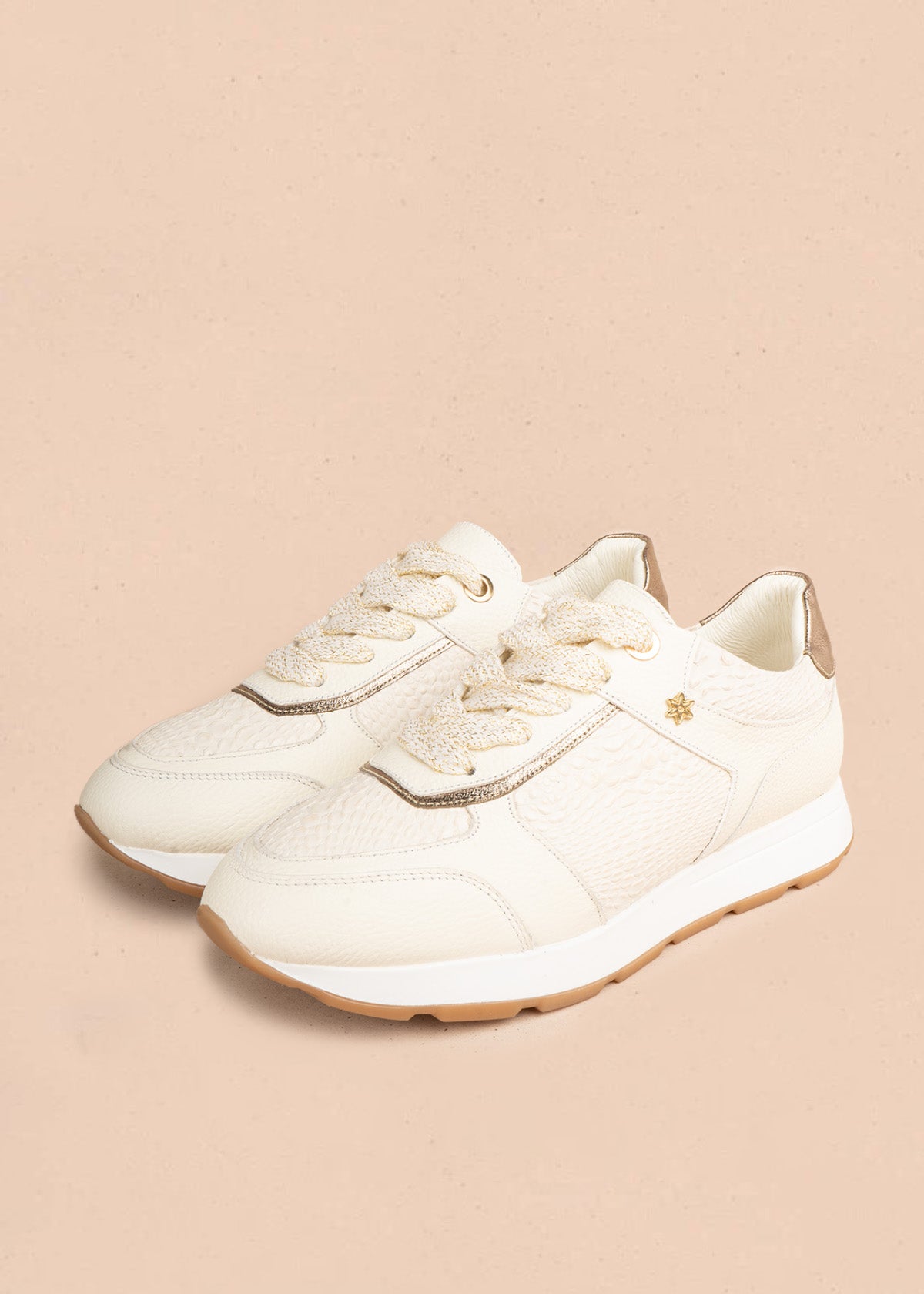 Tenis casuales en cuero color talco con detalles dorados 107026