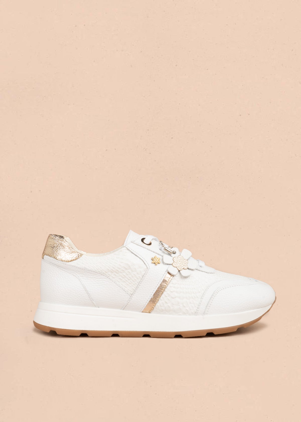 Tenis casuales en cuero color blanco con franja metalizada 107027