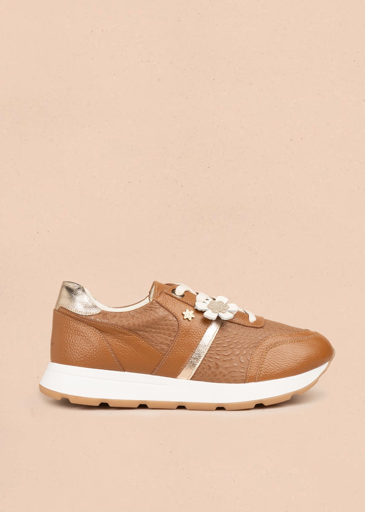 Deportivos en cuero color miel con franja metalizada dorada y aplique de flor blanca 107027