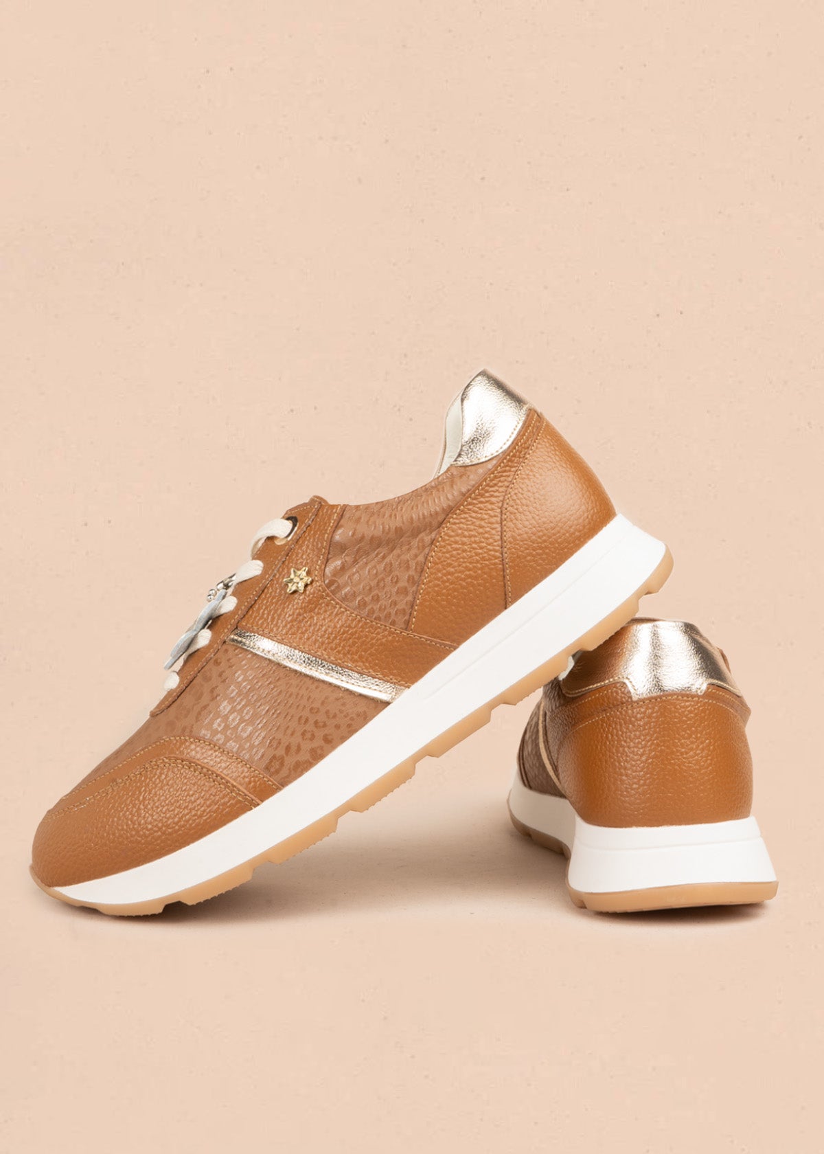 Deportivos en cuero color miel con franja metalizada dorada y aplique de flor blanca 107027