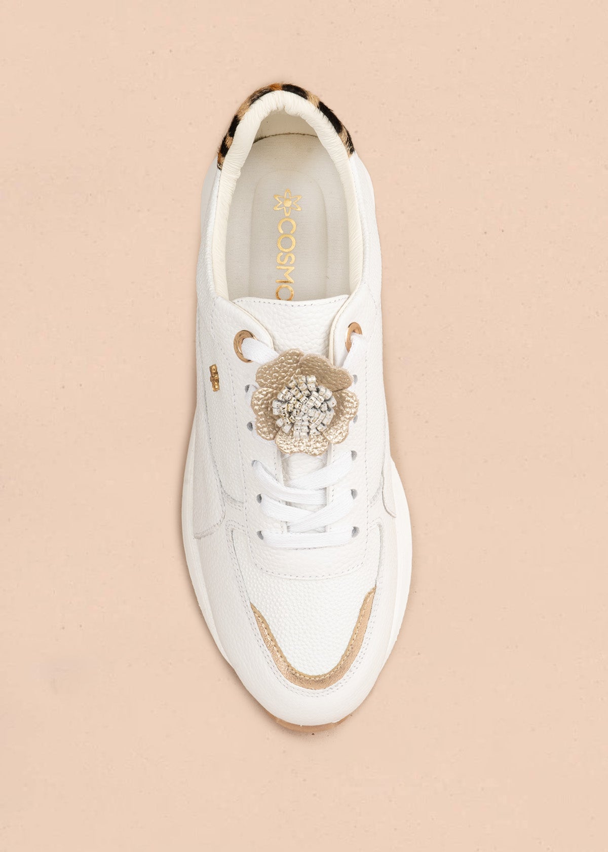 Tenis casuales en cuero blanco con flores doradas y talón estampado de leopardo 107029