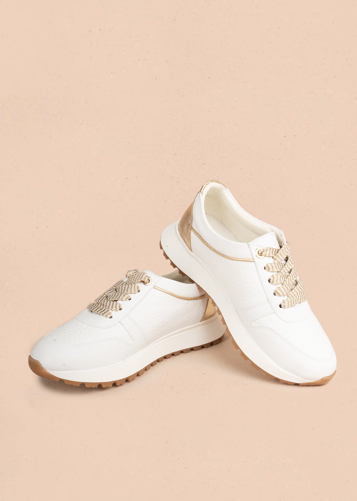 Tenis casuales en cuero blanco con cordones bicolor y talón dorado 107030