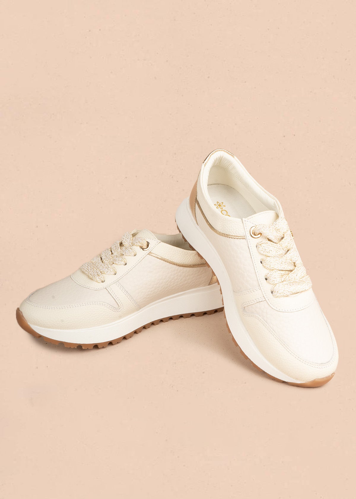 Tenis casuales en cuero talco con cordones bicolor y talón dorado 107030