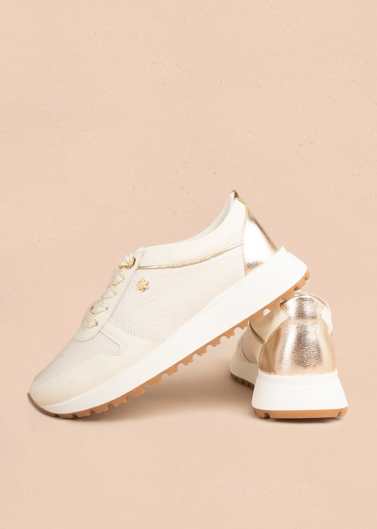 Tenis casuales en cuero talco con cordones bicolor y talón dorado 107030