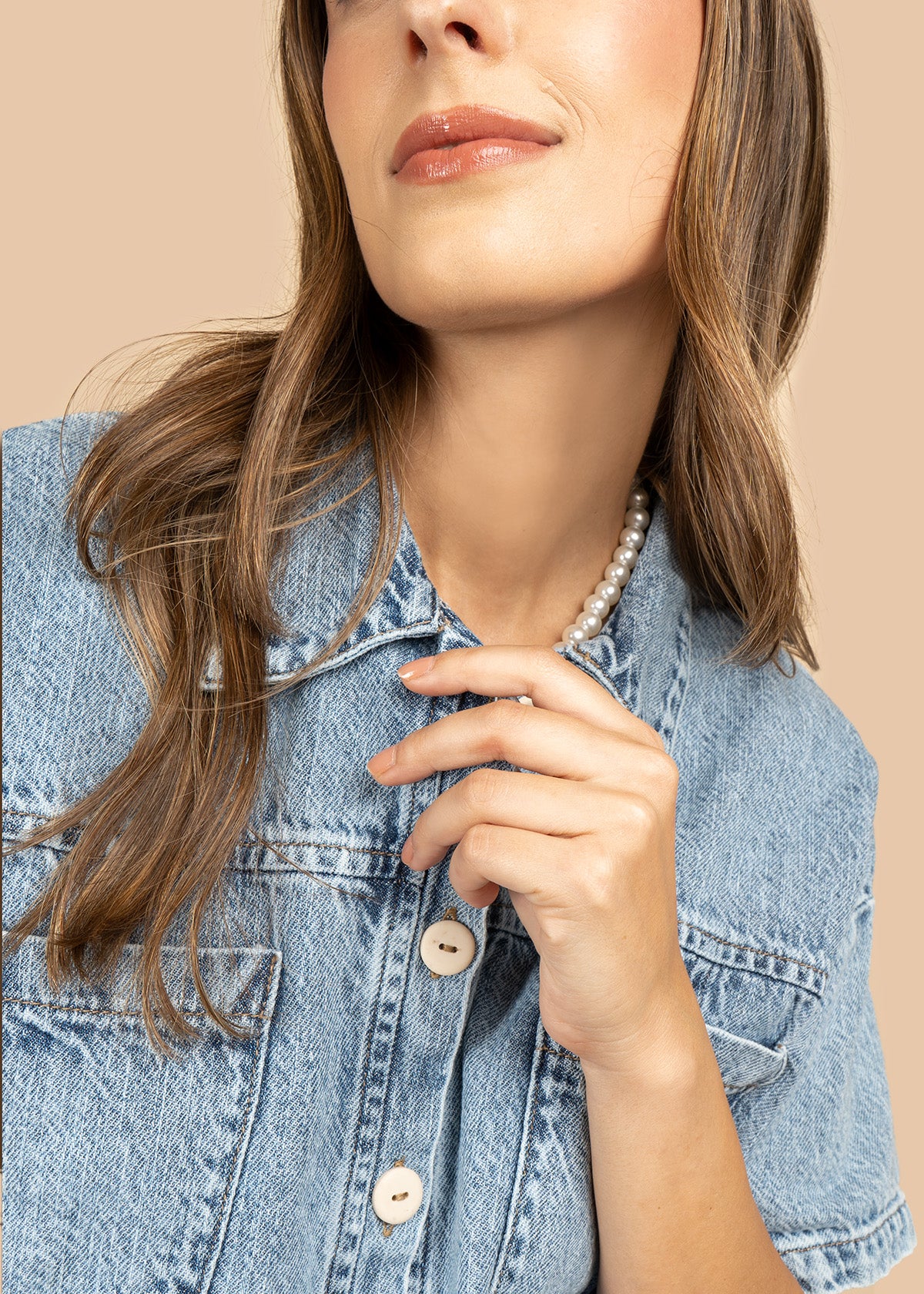 Blusa en denim color azul con manga corta y bolsillos de parche con solapa 106763
