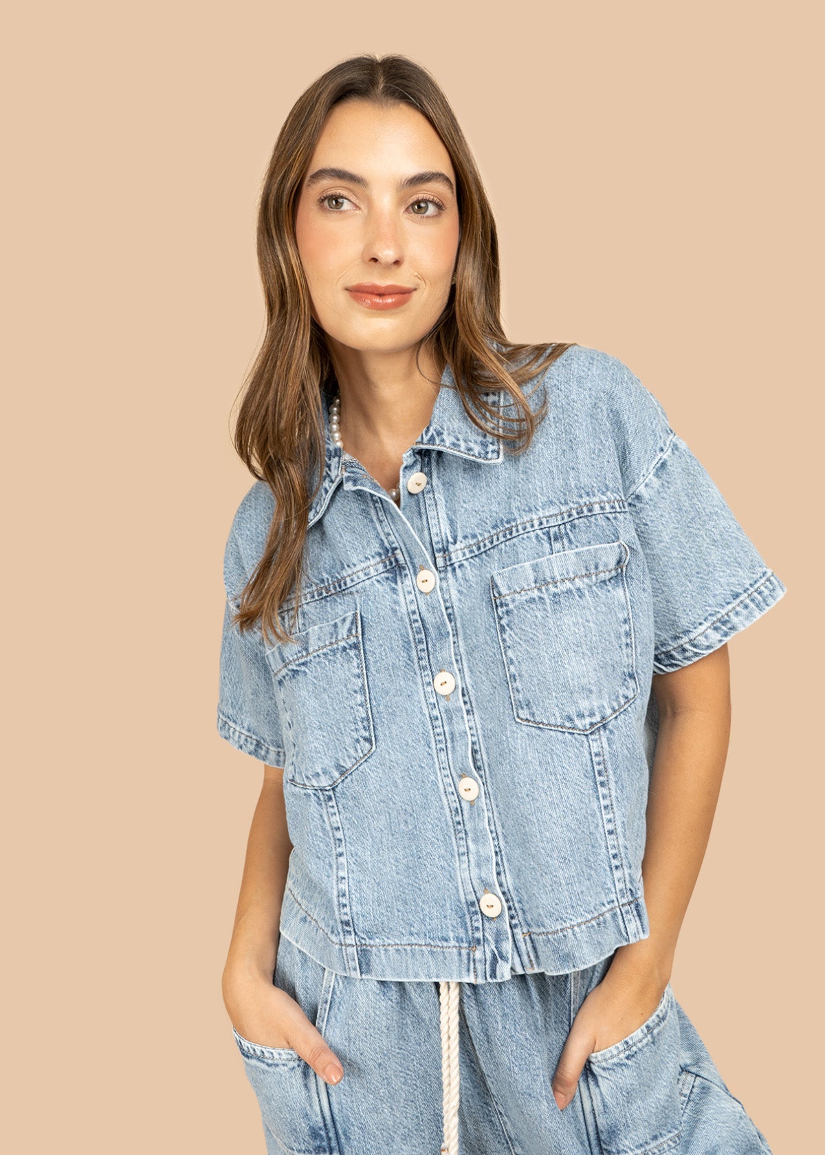 Blusa en denim color azul con manga corta y bolsillos de parche con solapa 106763