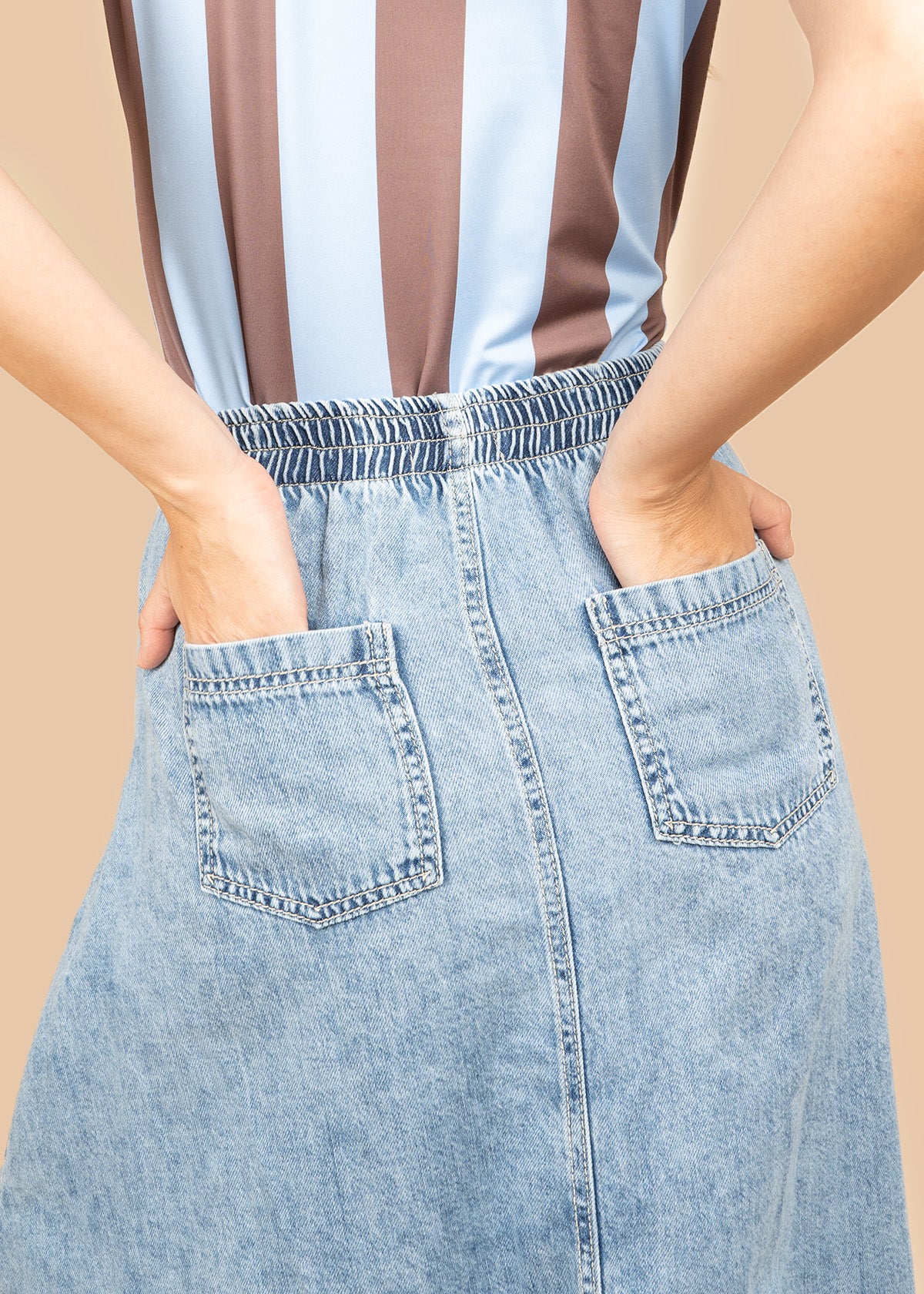 Falda larga en denim claro con botonadura frontal y costuras en ángulo 107035