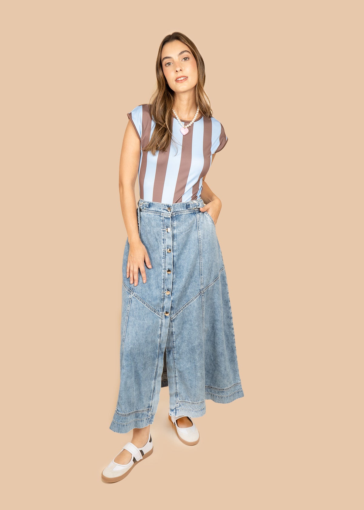 Falda larga en denim claro con botonadura frontal y costuras en ángulo 107035