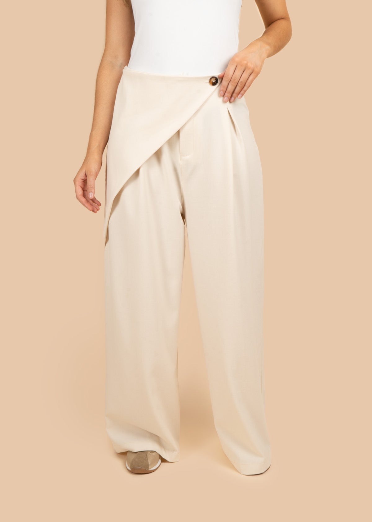 Pantalón color camel anco con panel cruzado delantero y botón 107043