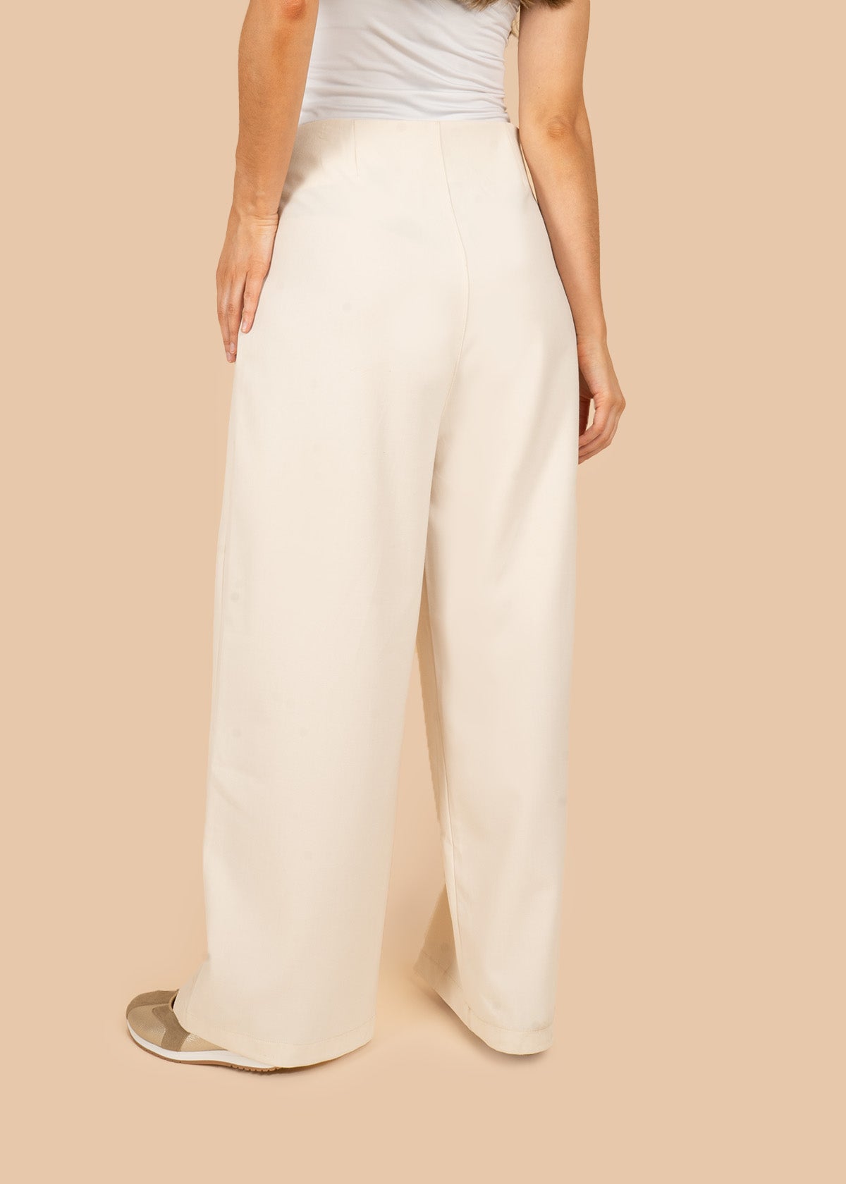 Pantalón color camel anco con panel cruzado delantero y botón 107043