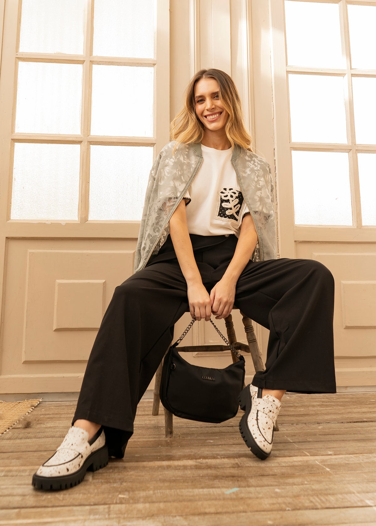 Pantalón color negro anco con panel cruzado delantero y botón 107043